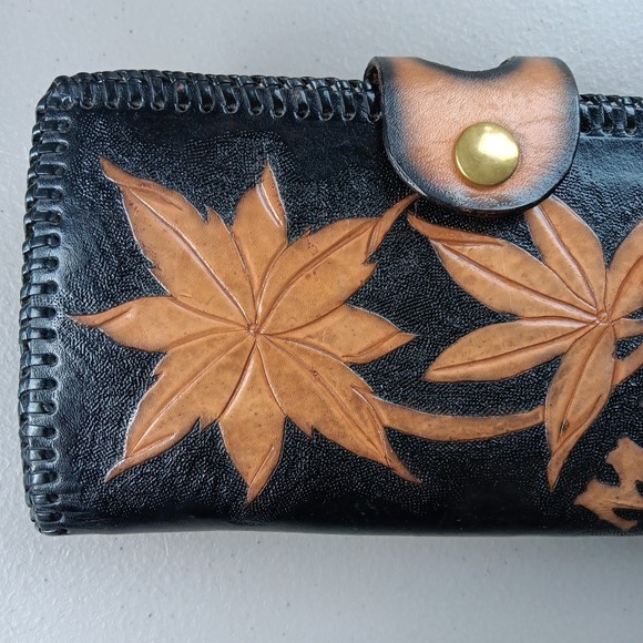 VTG Leather Tooled Wallet Women Double Kiss Lock Close Monogramed Leaf Black Tan - Picture 4 of 12